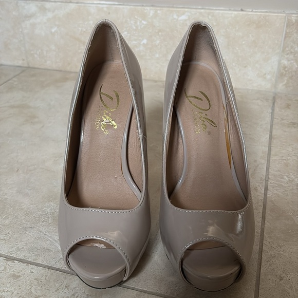 Womans heels - Picture 2 of 5